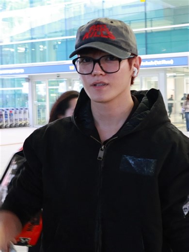 Unboxing the Ultimate NCT Package with Taeyong and Johnny!