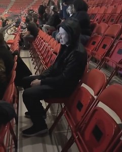 1.6M views · 25K reactions | Cuando llegas temprano al concierto de Megadeth y tus hijos acaban con unas púas sin saber por qué. | Behind the Songs | Facebook