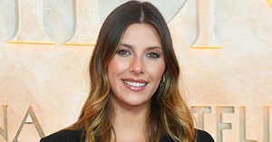 Camille Cerf : son joli jeu de jambes en mini short et grandes bottes tendance