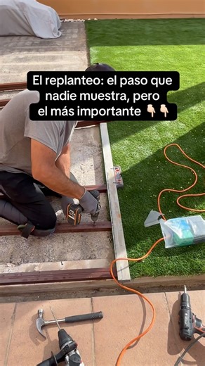 ¡La clave para un suelo composite perfecto! 🛠️📐✨ Todo gran suelo exterior empieza por una base sólida y bien nivelada. En este Reel te muestro el proceso crucial de instalación de los rastreles, desde el replanteo inicial hasta la nivelación final. Este paso garantiza que tu suelo composite tenga: ✅ Drenaje óptimo: Adiós a los charcos y la humedad. ✅ Durabilidad: Una base correcta alarga la vida del suelo. ✅ Estabilidad: Un acabado firme y profesional. ¡Ignorar este paso es un error costoso! ¿