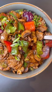 Sprød Stir Fry med gris🔥 Smid et like ❤️ hvis du også elsker det asiatiske køkken🥡🥢 Saftig mørbrad af gris, sprøde grøntsager🫑🧅 og den lækreste marinade🧄🫚🌿 Server den med ris eller nudler - eller smidt ekstra grønt i🥦 og top op med mere marinade🔥 Frisk, smagfuldt og vanvittig nemt at bikse sammen 🥢 Linket til opskriften har jeg lagt på min profil, ellers søg på stir fry på min blog🤗 Opskriften er også med i min nye kogebog- grønnere hverdagsmad💚 #stirfry #svinemørbrad #tenderloin #a