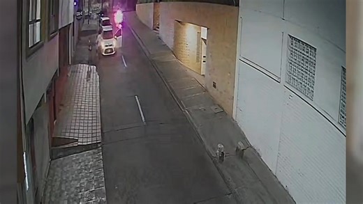 🚨#pasto capturado presunto delincuente en la avenida Boyacá El hecho se registró cuando la comunidad se percató de que el hombre intentó encender un automóvil tras haber forzado el switch de encendido, al ser sorprendido por el propietario intentó huir pero la rápida intervención de los ciudadanos frustró que se volara. #pasto #hurto #ladron #noticias | Diario Extra Pasto