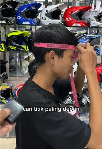 Tutorial cara mengukur lingkar kepala agar helm yang mau dibeli pas 👌 #tutorial #lingkarkepala #ukuranhelm #helmcross #helmtrabas
