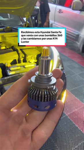 El día de hoy recibimos esta Hyundai Santa Fe que venía con unas bombillas 360 de dudosa procedencia. Como sabemos, este tipo de luz deslumbra a los demás conductores, por lo que decidimos retirarlas para hacer una mejora real en su iluminación 😮‍💨✨ En este caso, lo que buscamos es que el vehículo tenga la mejor visibilidad sin afectar a los demás. Por eso, nuestro compañero Gabriel le instaló nuestras Bombillas K14 de alta calidad, las cuales ofrecen un enfoque perfecto y controlado para alum