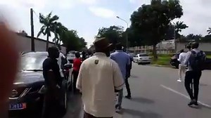 852K views · 9.3K reactions | Ce qui se passe présentement devant la résidence de SEM Henri Konan BEDIE, président du Conseil National de Transition (CNT) | Malan | Facebook