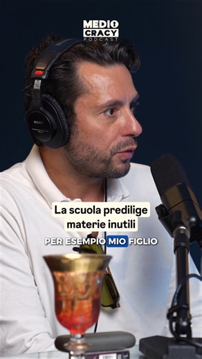 🎙️ “Mio figlio va a scuola a Milano… e non ha un’ora di computer. Ha materie inutili.” I genitori lavorano 8-10 ore al giorno, i figli li vedono poco — chi li forma davvero sono gli insegnanti. Ma oggi la scuola non trasmette più nulla. 💬 “Nulla contro la religione, ma metti un’ora in inglese. O insegnagli a usare un computer.” Un sistema scolastico fermo al passato, mentre il mondo corre alla velocità di un click. 🎧 Puntata completa su YouTube 👇 Link in bio #Mediocracy #PodcastItalia #Aless