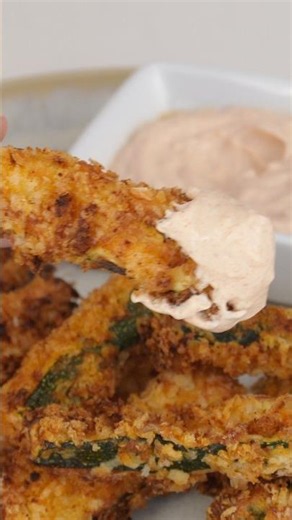 Air fryer zucchini fries 🥒🧄 Crispy & cheesy! #airfryerrecipes #zucchini