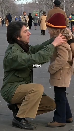 Robert Benton'un imzasını taşıyan ve ebeveynlik temalı filmler için sinema tarihinde bir dönüm noktası kabul edilen Kramer vs. Kramer (1979), sevgiyle sorumluluk arasındaki hassas dengeyi büyük bir duyarlılıkla ele alır. Avery Corman'ın aynı adlı romanından uyarlanan ve 1980 yılında En İyi Film dahil beş dalda Akademi Ödülü kazanan yapım, boşanma süreci ve sonrasında bir baba ile oğul arasındaki ilişkiyi merkezine alır; aile, ebeveynlik, toplumsal cinsiyet rolleri ve kişisel kimlik üzerine sade 