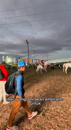 Demi kuda perang, al-Quran merakamkan bagaimana seekor kuda yang gagah mampu menjadi simbol kekuatan, keberanian dan pengorbanan di medan perjuangan. . Derap langkahnya yang pantas, debu yang berterbangan, dan semangat juangnya menjadi lambang kesungguhan seorang pejuang dalam menegakkan kebenaran. . Ia mengingatkan kita bahawa dalam perjuangan hidup, diperlukan ketabahan, kekuatan dan keikhlasan hati seperti kuda perang yang setia kepada tuannya. . Tenang-tenang sajalah. . . . . . #tenangtenang