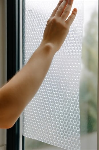 2.7K views | My neighbor showed me this genius winter trick — she covers her windows with bubble wrap to keep her home warm! Easiest Way To Save On Your Heating Bill Here’s how it works  | Sculpture | Facebook