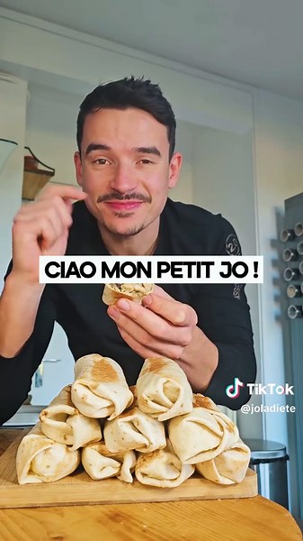 Note la recette pour la faire plus tard ! ⬇️ Burrito Forestier ! 🌯 Riche en protéines : 32g ! Seulement 360 calories ! 💪 Macronutriments pour 1 portion (1 burrito) 360 Calories | 32g Protéines | 41g Glucides | 8g Lipides Ingrédients (pour 6 burrito) : Viande : - 600g blanc de poulet - 250g champignons - 2 oignons - 6 gousses d'ail - 1 c.a.s moutarde de Dijon - 25cl creme liquide allégée 4% - 40g parmesan râpé - 6 tiges persil - 6 wrap (taille grand) - sel - poivre Recette : - Fais dorer l'ail 