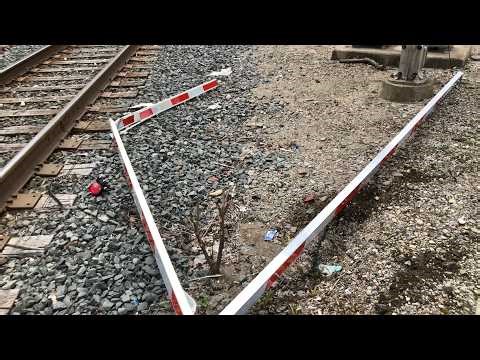 CSX Train Hits RR Crossing Gate, Heavy Train Vs Steep Grade, Train Horn Salute, Engineer Waves To Me