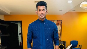 Actor Vishal hospitalised after collapsing: വേദിയിൽ കുഴഞ്ഞുവീണ് നടൻ വിശാൽ; ആശുപത്രിയിൽ പ്രവേശിപ്പിച്ചു