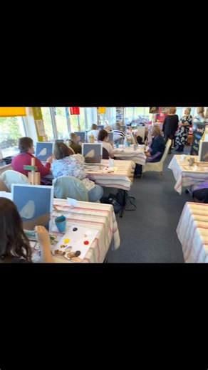 Beautiful robins on slate at the lovely Snobby Eddys in Haverhill on Saturday! Don’t they look fab! #paintclass #funwithfriends #paintingfun #gettingcreative #acrylicpaint #acrylics #creating | Painting Passions