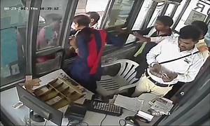 Youth beats up woman toll operator in Gurugram https://bit.ly/2ZsRYqn #India | Gulf Today