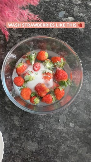How to Clean Strawberries Properly 🍓| Baking Soda & Vinegar Method #shorts #shortsfeed #strawberry