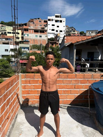 Treinando em casa com 12 anos. Em busca do shape #treino ##disciplina #treinonalaje #foco #exerciciofisico @TOGURO @Renato Cariani @Juliobalestrinoficial