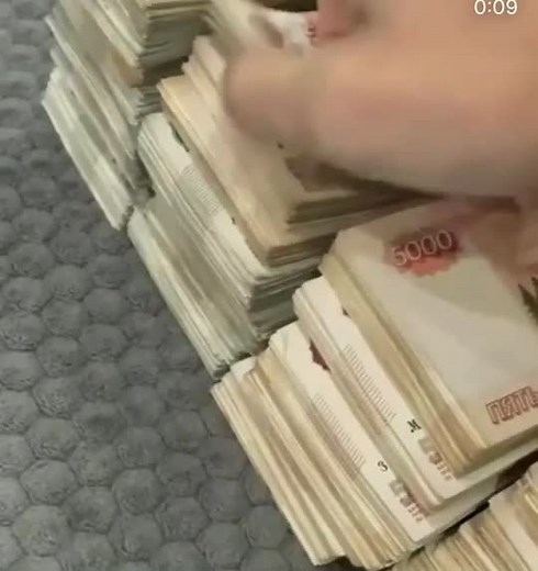 Counting Russian Ruble Banknotes Up Close