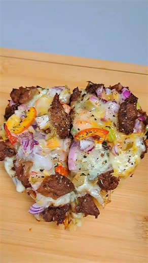 Bistro baguette but on a thick slice of bread! . . #valentinefoods #valentinehearts #heartshapedfood #heartpizza