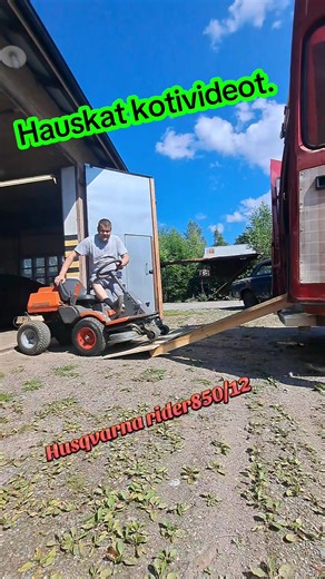 Hauskat kotivideot ruohonleikkurilla