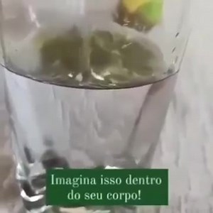 Gente....todo dia recebo perguntas e questionamentos, sobre dores no estômago,diarreia,etc.... Adoro receber esses vídeos Mostrando óleo x água. Com certeza,você vai estar ingerindo óleo puro,e prejudicando sua mucosa estomacal,fígado, rins e muito mais... . Quer continuar tomando? Fique a vontade! . Sou aromaterapeuta 15 anos! Não indico ingestão de oleo,seja a marca que for! Casos extremos,como aromaterapeuta posso ver um outro tipo de diluição,nunca água,nunca chá,nunca suco. . VENDER OLEO É