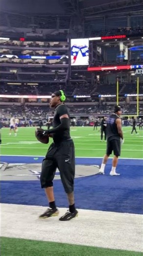 Jets snags one-handed catch during pregame warm-ups 🫢