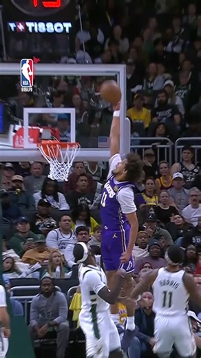 NBA Japan on Instagram: "ルカのマジックアシストをヘイズがダンクでフィニッシュ😱レイカーズはバックス相手に31点リードで後半戦へ🔥⁣ ⁣ #LakeShow @Lakers⁣ #NBAHighlight #NBAJPN"