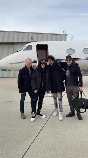 Repost from @nealandmichaeleschon•JOURNEY 50TH ANNIVERSARY TOUR ❤️ @nealschon @deenjcastronovo @toddjensenbassist @jason_derlatka @journeyofficial @nealandmichaeleschon #love #light #happiness #essentials | Neal & Michaele Schon