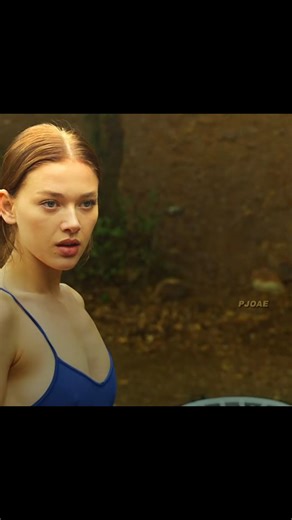 🎞️ 𝑵𝒚𝒍𝒂𝒏𝒆𝒅𝒊𝒕𝒔🪽 on Instagram: "😫❤️‍🔥 - - 日本利用压电瓷砖将脚步转化为电能。这些瓷砖捕捉来自你脚步的动能。当你行走时，你的重量和动作会对瓷砖产生压力。瓷砖会轻微弯曲，从而产生机械应力。瓷砖内部的压电材料将这种应力转化为电能。每一步都会产生少量电荷，而数百万步结合在一起就能产生足够的电力来驱动LED灯、数字显示屏和传感器。在像涩谷车站这样繁忙的地方，每天大约有240万个脚步为这一系统作出贡献。这些电能可以被储存或立即使用，从而减少对传统电力来源的依赖，并支持可持续的城市基础设施。这种方法将日常运动转化为实用的可再生能源。 #日本 #知识 #事实 #你知道吗 #推荐 #科技 #创新 #历史 #技术 #实验 #热门"