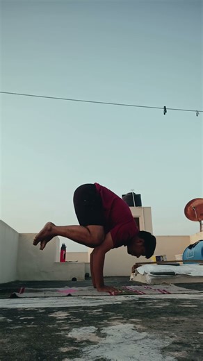 Frog Stand Progress | Calisthenics Beginner Journey | Balancing Strength & Control at Home #shorts