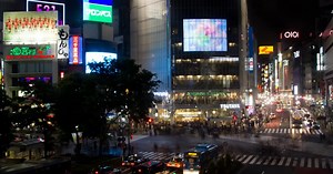 Man shoots fireworks through crowd at Shibuya Scramble Crossing 【Video】
