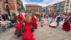 Las sevillanas ha sonado un año más en la plaza Mayor de Soria en el último día de la Feria de Abril del barrio del Calaveron. | El Mirón de Soria