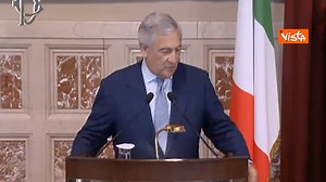 28K views · 493 reactions | Tajani, il poeta tragico della diplomazia! 'Sono il ministro degli Esteri più sfigato della storia', declama con drama shakespeariano, sgattaiolando in ritardo alla Camera. Tra guerre globali, crisi interplanetarie e un’autostrada posseduta da alieni, la vera tragedia è che il suo orologio sembra fermo all’epoca dei dinosauri! | Italia Mattanza | Facebook