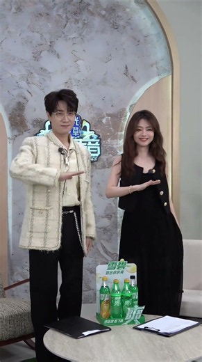 #谭松韵 #王铮亮 来看看动感版手势舞怎么样 #tansongyun #WangZhengliang Check out the dynamic hand gesture dance!