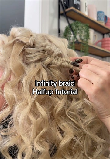 Christina Aguilera Inspired Hair Tutorial: Infinity Braid