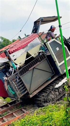 Kombi Padi Turun Ke Lahan #combineharvester #kombipadi #kombisawah #shorts