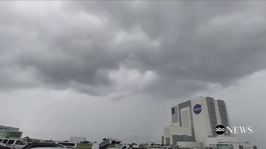 Timelapse shows dark shelf cloud over Kennedy Space Center