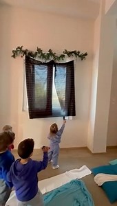 Και μιας που αυτή την εβδομάδα κάνουμε βόλτα στο Βόρειο Πόλο, δεν θα μπορούσαμε να παραλείψουμε το θεατρικό παιχνίδι. Αυτοσχέδια σκηνικά, αγαπημένοι πρωταγωνιστές,( πιγκουίνοι, αρκούδες κλπ) και μια ιστορία γεμάτη μυστήριο και δράση για τα παιδιά. Γιατί έτσι, μέσα από το παιχνίδι δηλαδή μαθαίνουμε καλύτερα!!! | Active Babies & Kids