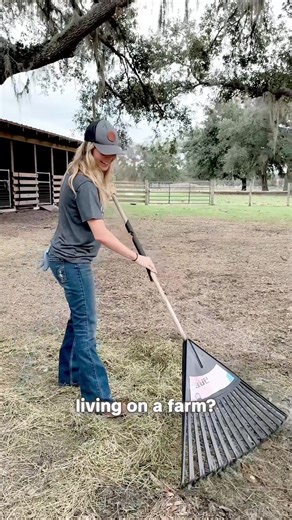 Hanging out with Jen on the farm 🌱 Talking all things Pretty Farm Girl. #JenTheFounder #FounderTalks #FarmLife #DayInTheLife #BehindTheScenes