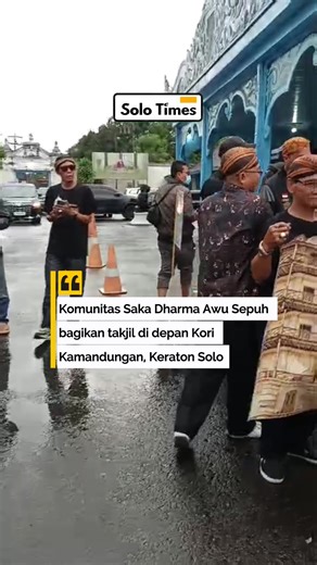 Komunitas Adat Saka Dharma Awu Sepuh Karaton Surakarta Hadiningrat menggelar kegiatan pembagian takjil pada Senin (23/2/2026) pukul 17.00 WIB di Kori Kamandungan, kawasan Karaton Surakarta Hadiningrat. Sebanyak kurang lebih 500 paket takjil dibagikan kepada masyarakat yang melintas dan warga sekitar Keraton. Kegiatan ini diikuti sekitar 30 lintas trah keturunan raja-raja Surakarta, mulai dari garis keturunan Pakubuwono II hingga Pakubuwono XII. Kegiatan dipimpin langsung oleh BRM Nugroho Iman Sa