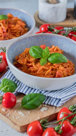 Lisa - Rezepte für die ganze Familie on Instagram: "Dieses leckere One-Pot Gericht musst du probieren. 😍 Cremige Orzo-Pasta mit Tomaten und Mozzarella. Einfach, schnell und soooo gut! 🍽️Zutaten: 1 Zwiebel 25 g Tomatenmark 300 g Orzo 500 ml Gemüsebrühe 100 ml Sahne 250 g Cocktailtomaten 1 Dose gehackte Tomaten 50 g Parmesan 1 Packung Mini Mozzarellakugeln 125g Salz & Pfeffer 🍽️So geht’s: Zwiebel klein hacken und in etwas Öl andünsten. Dann das Tomatenmark hinzugeben und kurz mitrösten. Cocktai