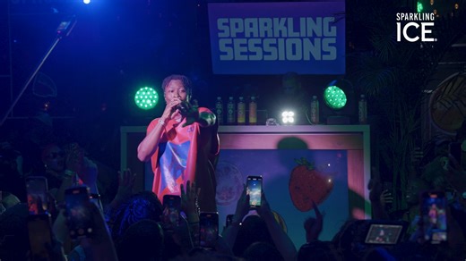Skyline views and serious soul. 🌇 🎶 Lucky Daye had the NYC skyline swaying during his headlining set for Sparkling Ice and Uproxx’s “Sparkling Sessions 2.0” tour stop. Catch his live performance of “Over” here! 👀 | UPROXX