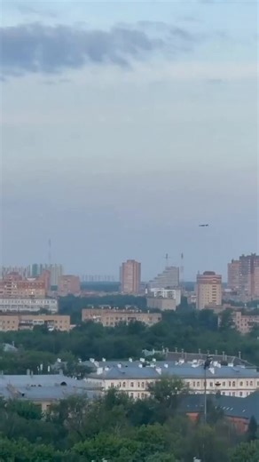 🇷🇺⚔️🇺🇦 モスクワが混乱：1年以上で最大規模のウクライナドローン攻撃今夜、ウクライナはモスクワ地域に対し、500機以上の自爆ドローンによる大規模な攻勢を開始し、紛争開始以来最大規模となりました。 ロシアの防空部隊により556台の車両が破壊されたにもかかわらず、いくつかの車両が住宅ビルを貫通し、接触しています。甚大な人的被害：少なくとも3〜4名が死亡し、ヒムキの私有住宅にドローンが落下して死亡した女性も含まれ、12名が負傷しました。そのうち12名は標的となった石油精製所付近で死亡しました。
