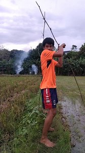 Kasama ko si Puroy sa bukid akala ko magtatanim lang kami yun pala may dance number pa!😆Habang todo saya sa sayaw, bigla akong tinulak ng lokong to! Palabiro talaga si puroy, muntik ko nang itanim yung sarili ko sa sobrang gulat! 😂🌾💃😆 #wenniesaluyutgirl | Wennie Valdez