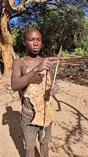 "Por qué las tribus usan diferentes tipos de flechas según el animal 🏹🌿 #shortvideo