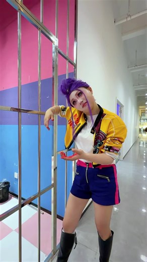 Rumi Cosplay: Transformation into Venom K-Pop Style