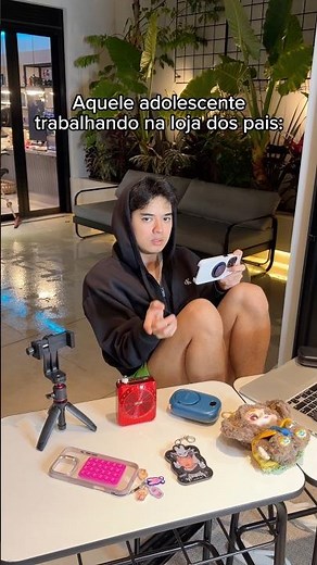 WHEN THAT TEENAGER SERVES YOU AT THE STORE 😹 LOL