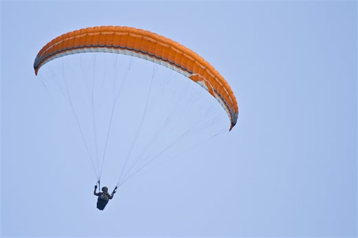 "Um milagre": homem de 69 anos prende parapente em cabos de média tensão e esta foi a máquina que o salvou