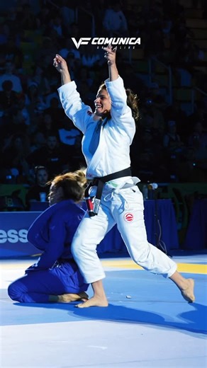 VF COMUNICA | Jiu-Jitsu on Instagram: "✨JANAINA LEBRE É A NOVA CAMPEÃ MUNDIAL NO PESO LEVE! Em uma final tensa e decidida nos detalhes, Janaina Lebre brilhou e garantiu seu lugar no topo do pódio. Com uma raspagem decisiva nos instantes finais, ela superou a super campeã Luiza Monteiro e conquistou seu primeiro título mundial na faixa-preta, no peso leve. 👉 Oferecimento: @seda.college | @bjjcollege_online | @goodfellasapp | @futurebjj | @frigorificomasterfrigo #CoberturaVF #VFComunica #jiujitsu