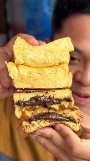 Rekomendasi Makanan Makassar | Kuliner Makassar on Instagram: "Roti bakar fresh setiap hari sejak 2017. Tekstur garing di luar, lembut di dalam, topping melimpah. Favoritnya cokelat keju dan abon. Buka dari jam 6 pagi sampai 1 malam, cocok buat sarapan praktis atau ngemil santai. Sudah bersertifikat halal Indonesia. Tersedia di berbagai outlet & bisa order di Grab, Shopee, dan Gojek. @rotibakar_adakah"